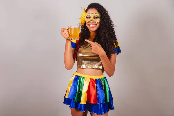 Bella Donna Brasiliana Nera Con Abiti Frevo Carnevale Mascara Mostrando — Foto Stock