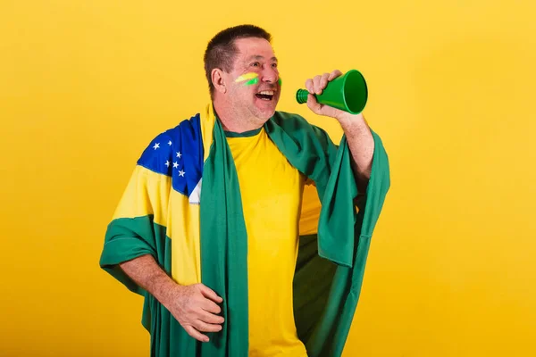 Ενήλικας Άνθρωπος Brazil Ποδοσφαιριστής Χρησιμοποιώντας Σημαία Φωνάζοντας Προώθηση Μέγα Τηλέφωνο — Φωτογραφία Αρχείου