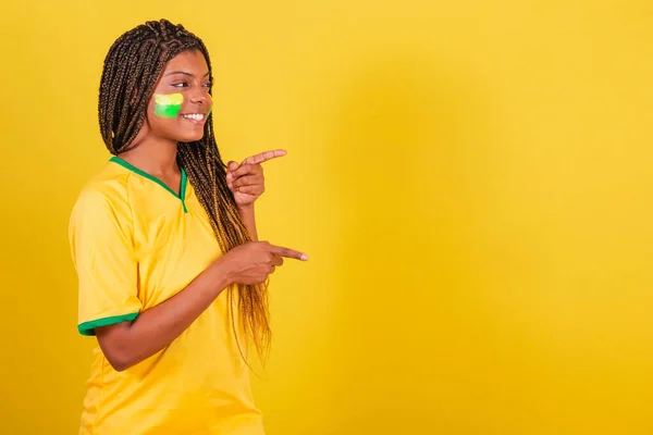 年轻的巴西黑人女子足球迷 手指指向右边 宣传照片 — 图库照片