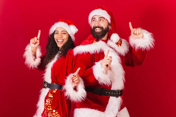 Brasilianska Par Klädda Till Jul Tomte Mumie Claus Dans Svart — Stockfoto