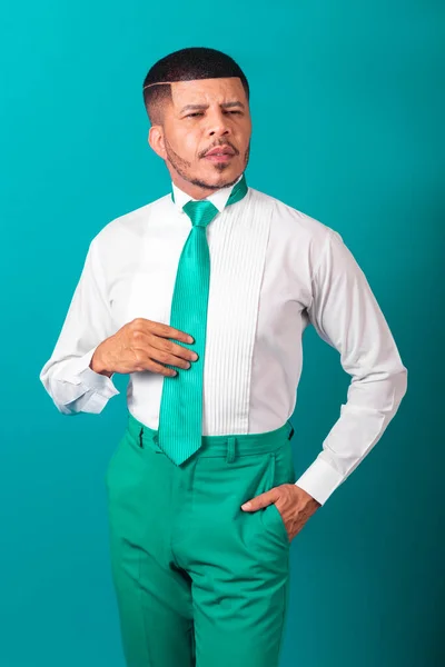 Hombre Negro Brasileño Vestido Con Camisa Blanca Corbata Verde Hombre —  Fotos de Stock