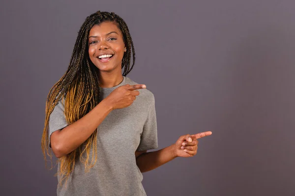 Joven Mujer Afro Brasileña Señalando Con Los Dedos Hacia Derecha — Foto de Stock