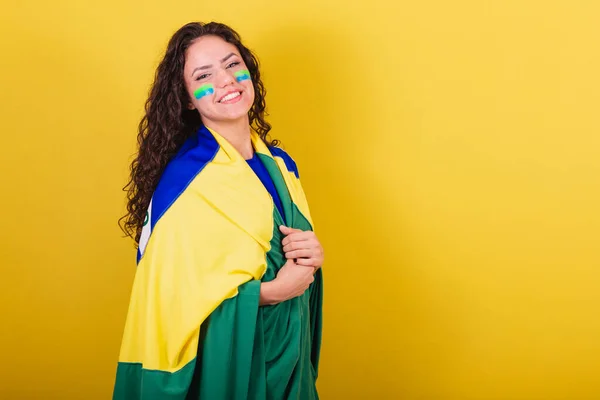 Женщина Футбольный Болельщик Фанат Бразилии Кубок Мира Используя Флаг Мантию — стоковое фото