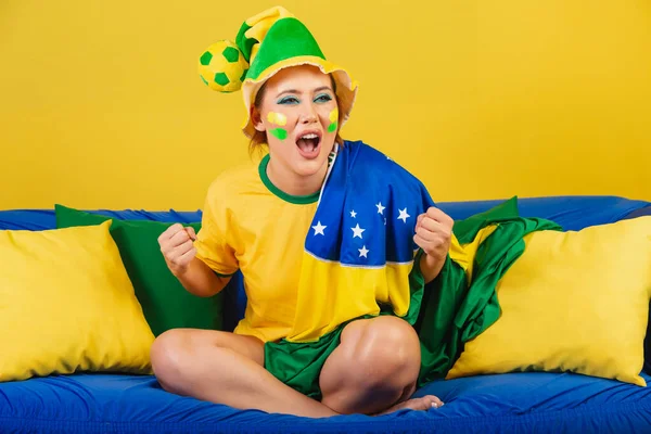 白人女性 ブラジルのサッカーファン ブラジル人 ソファの叫びの目標 — ストック写真
