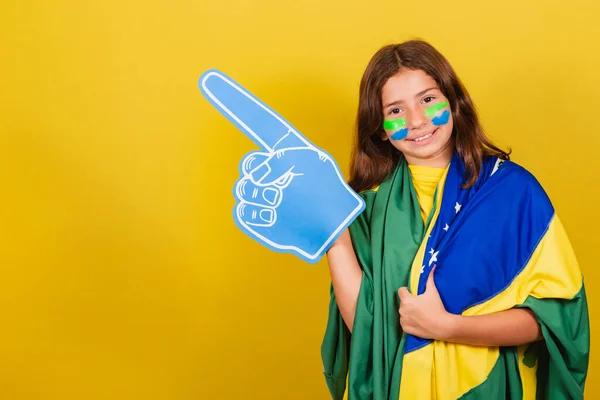 Бразильский Кавказский Фанат Детского Футбола Указывает Сторону Рекламу Продвижение Службе — стоковое фото