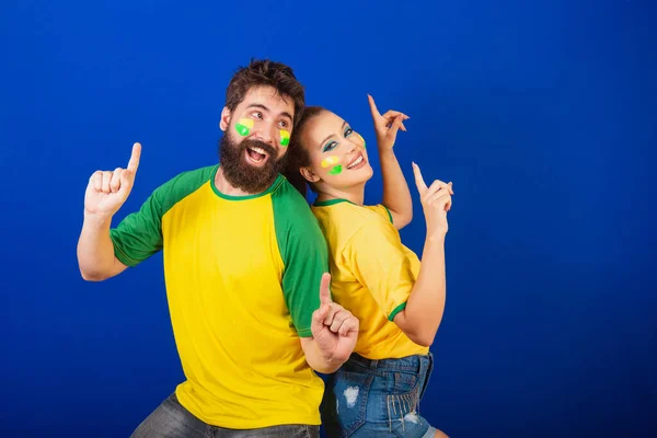 ブラジルのサッカーファンでもある白人のカップルが — ストック写真
