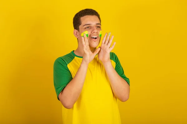 Mladý Brazilský Fotbalový Fanoušek Oblečený Zelené Žluté Křičící Gól — Stock fotografie