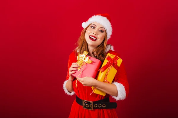Hermosa Brasileña Pelirroja Vestida Con Ropa Navidad Santa Claus Abrazando —  Fotos de Stock