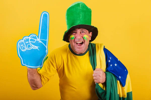 Взрослый Мужчина Футбольный Фанат Бразилии Носит Флаг Пенным Пальцем Празднует — стоковое фото