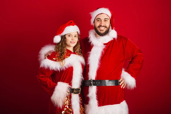 Brazylijska Para Ubrana Świąteczne Ubrania Święty Mikołaj Uśmiechnięta Kamery — Zdjęcie stockowe