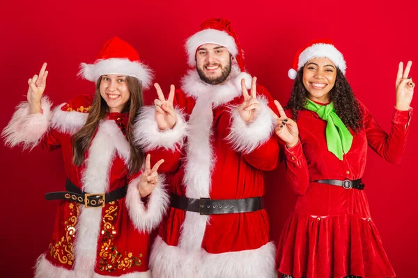 Бразильські Друзі Різдвяним Одягом Санта Клаус Знак Миру Любові — стокове фото