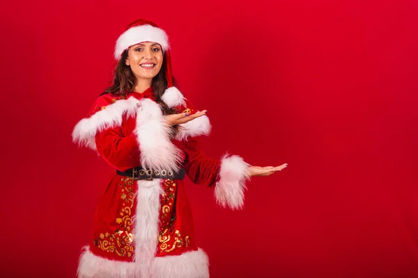 Brazilka Oblečená Vánočním Oblečení Santa Claus Ukazuje Něco Napravo — Stock fotografie