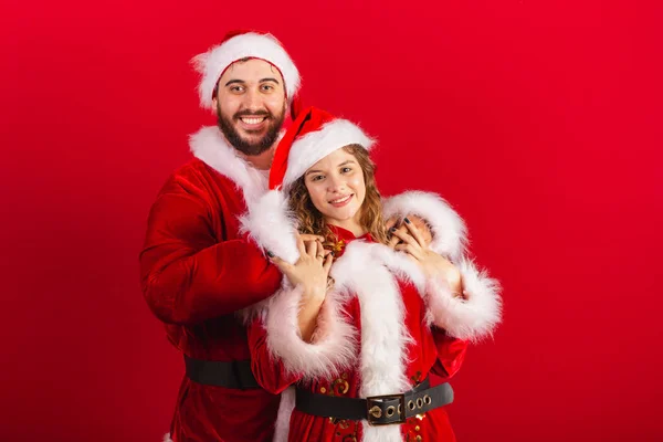 Brazylijczycy Ubrani Świąteczne Ubrania Święty Mikołaj Przytulanie — Zdjęcie stockowe
