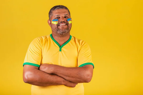 Brazylijczyk Czarny Fan Piłki Nożnej Brazylii Uśmiechniętymi Ramionami — Zdjęcie stockowe