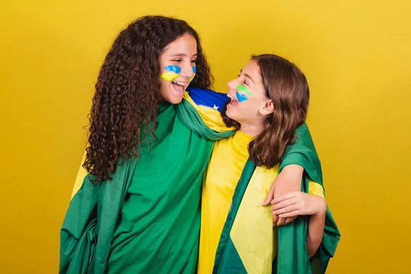 Przyjaciele Dopingujący Brazylii Fani Piłki Nożnej Przytulający Uśmiechający Się Dopingujący — Zdjęcie stockowe