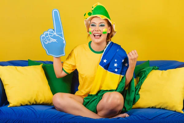 Kaukasisch Roodharig Braziliaans Braziliaanse Voetbalfan Bank Met Schuimvinger Feesten — Stockfoto
