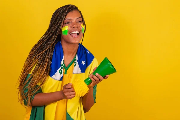 Donna Colore Giovane Appassionato Calcio Brasiliano Usando Clacson Facendo Rumore — Foto Stock
