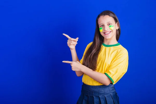 Молодая Девушка Футбольный Фанат Бразилии Показать Пальцами — стоковое фото