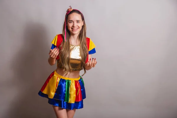 Schöne Kaukasische Brasilianerin Trägt Frevo Kleidung Kommen Sie Einladend Mit — Stockfoto