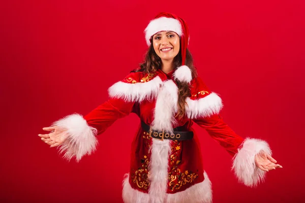 クリスマス服を着たブラジル人女性 サンタクロース 受け入れるために腕を広げて — ストック写真