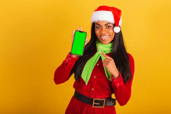 Гарна Чорношкіра Бразилька Одягнена Христмас Одяг Санта Клаус Смартфон Зелене — стокове фото