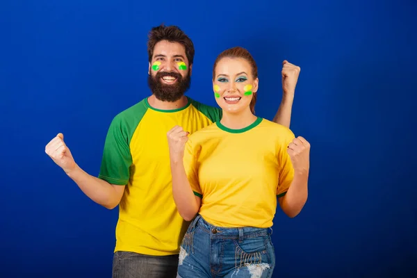 Kaukasisches Paar Fußballfans Aus Brasilien Feiern Und Jubeln — Stockfoto