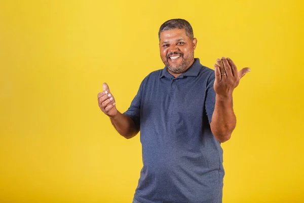 Homem Negro Brasileiro Adulto Sorrindo Convidando Com Mãos Chamando Vem — Fotografia de Stock