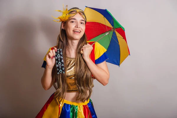 Krásná Brazilka Běloška Oblečená Freva Karnevalových Šatech Masce Drží Kondom — Stock fotografie
