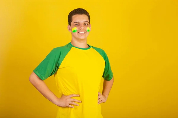 Νεαρός Βραζιλιάνος Οπαδός Ποδοσφαίρου Ντυμένοι Πράσινο Και Κίτρινο Χέρια Στους — Φωτογραφία Αρχείου