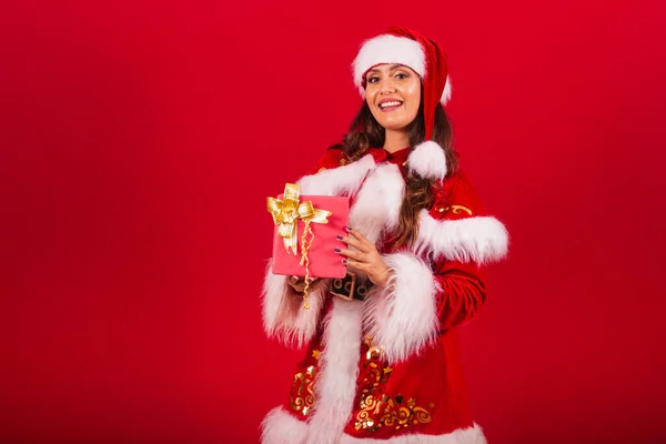 Brazylijka Ubrana Świąteczne Ciuchy Święty Mikołaj Trzymanie Czerwony Prezent — Zdjęcie stockowe