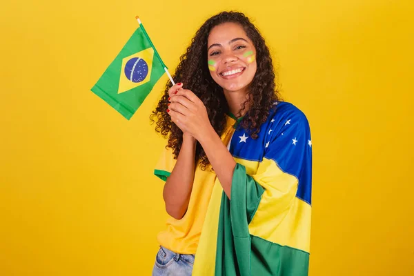 Fiatal Fekete Brazil Focirajongó Zászló Lobogtatása Hazafias Nacionalista — Stock Fotó