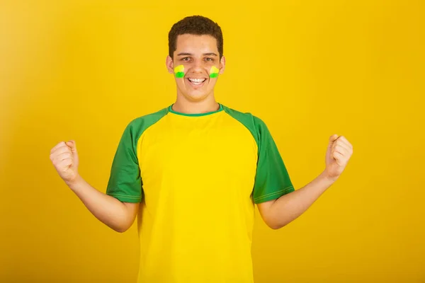 Mladý Brazilský Fotbalový Fanoušek Oblečený Zelené Žluté Slaví — Stock fotografie