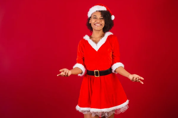 Güzel Siyah Brezilyalı Kadın Noel Baba Gibi Giyinmiş Anne Noel — Stok fotoğraf