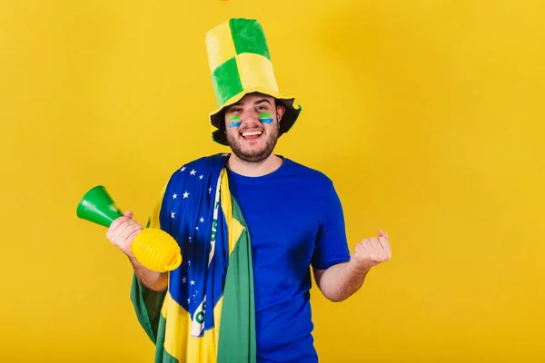 巴西人 来自巴西的球迷 戴着帽子 用号角庆祝他的球队的胜利 — 图库照片
