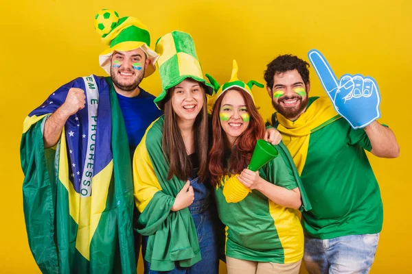 ブラジルの友人やサッカーファンのグループブラジル国旗やホルンやエスプパの指を使って 写真のポーズ — ストック写真