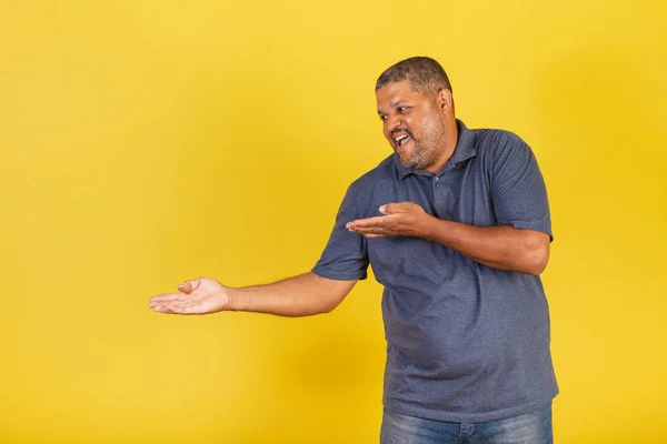 Hombre Negro Brasileño Adulto Sonriendo Presentando Algo Izquierda Foto Publicitaria — Foto de Stock
