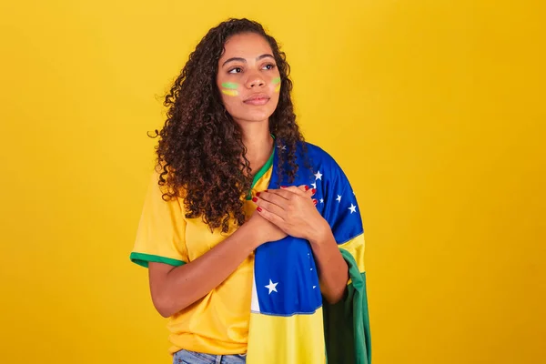 年轻的巴西黑人女子 足球迷 带着巴西国旗 唱国歌 — 图库照片