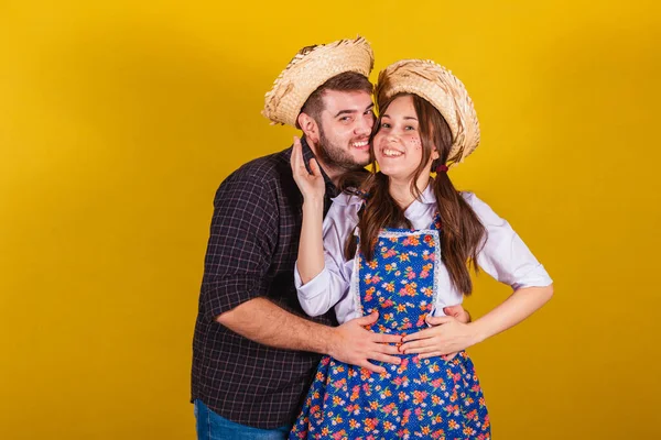 Vackra Par Bär Typiska Kläder För Festa Junina Tillsammans Romantiskt — Stockfoto
