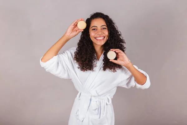 Braziliaanse Zwarte Vrouw Badjas Handdoek Veganistische Producten Voor Schoonheid Huid — Stockfoto
