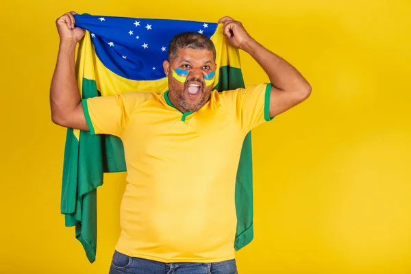 Homem Negro Brasileiro Futebol Brasileiro Vibrando Bandeira Brasil Nas Costas — Fotografia de Stock