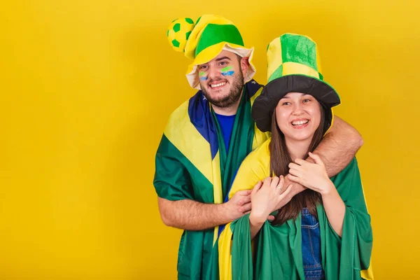 Pár Fotbaloví Fanoušci Brazílie Objímání Usmívání Milování Fotbalovém Zápase — Stock fotografie