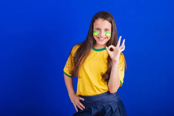 年轻姑娘 来自巴西的足球迷 用手指签名 — 图库照片