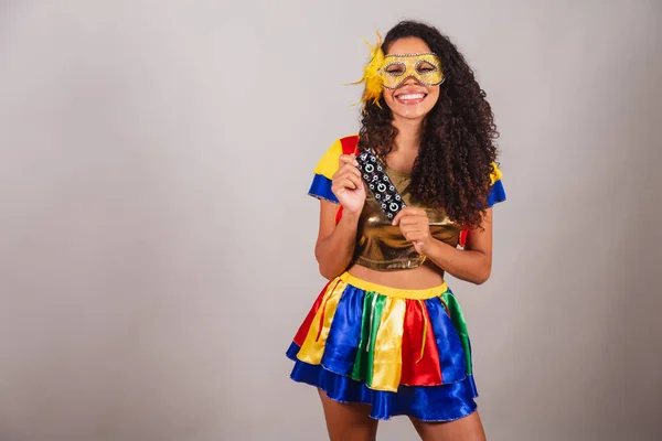 Krásná Černá Brazilka Frevo Oblečením Karnevalem Nošení Masky Držení Kondomu — Stock fotografie