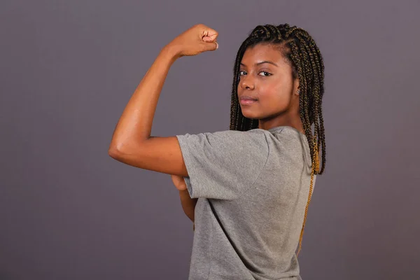 Jovem Afro Brasileira Mostrando Bíceps Sinal Força — Fotografia de Stock