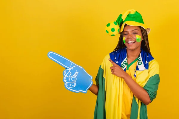 Donna Colore Giovane Appassionato Calcio Brasiliano Cappello Dito Schiuma Mostrando — Foto Stock