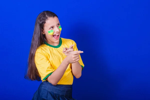 Юна Дівчина Футбольний Фанат Бразилії Переляканий Здивований Здивований Вказуючи Щось — стокове фото