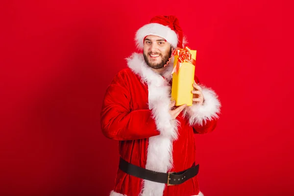 Kaukasischer Brasilianischer Mann Weihnachtskostüm Weihnachtsmann Mit Gelbem Geschenk — Stockfoto