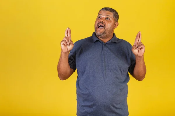 Hombre Negro Brasileño Adulto Sonriendo Dedos Cruzados Deseando Signo Suerte —  Fotos de Stock