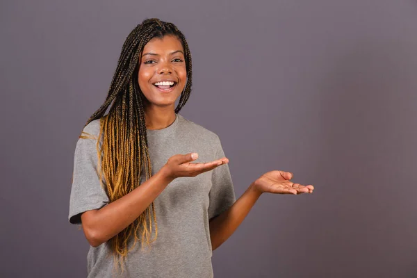 Jovem Afro Brasileira Apresentando Algo Com Mãos Direita Foto Para — Fotografia de Stock