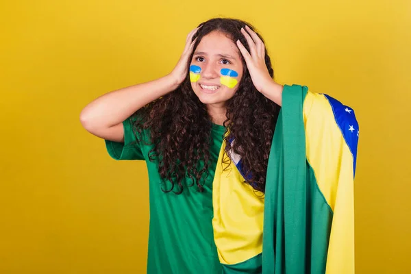 Brazil Lány Kaukázusi Focirajongó Aggódó Nyugtalan Bizonytalan Kezeket Tarkóra — Stock Fotó